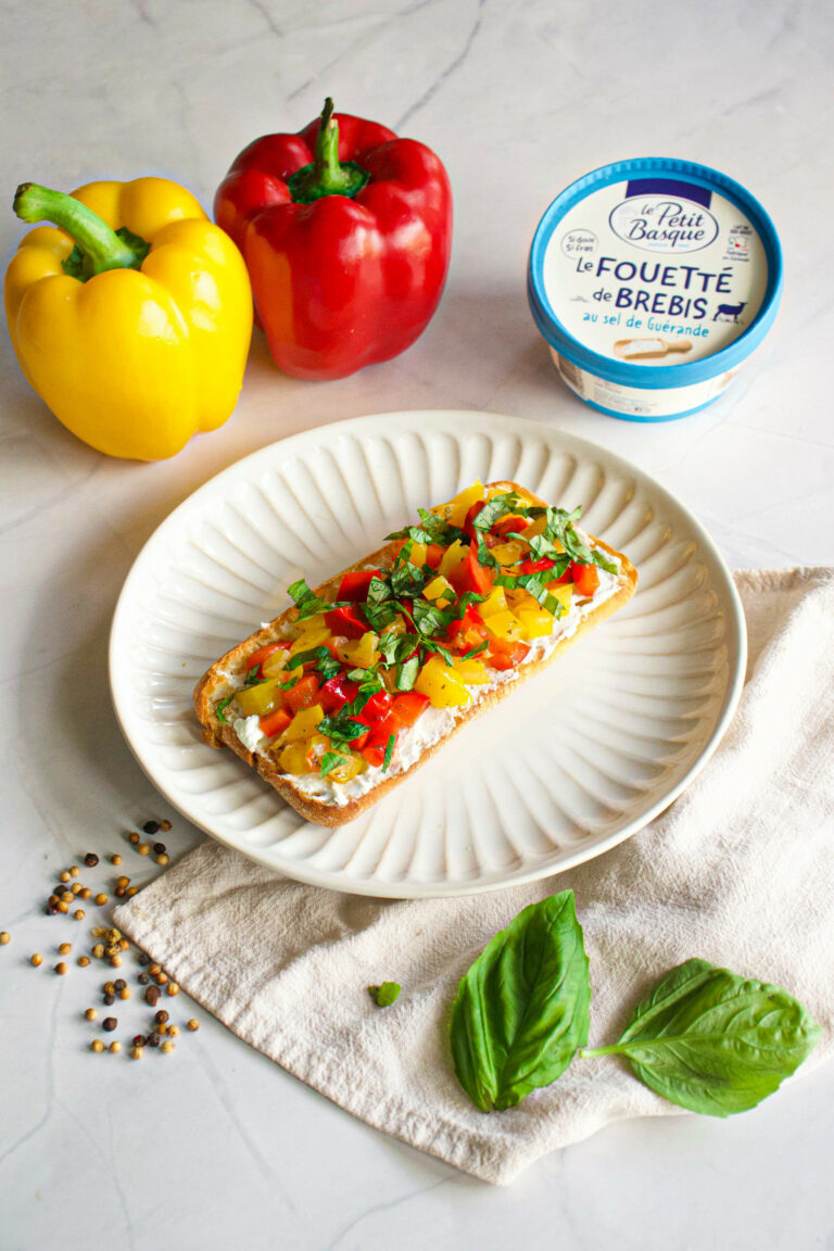 Bruschetta poivrons grillés et fromage de brebis au sel de Guérande