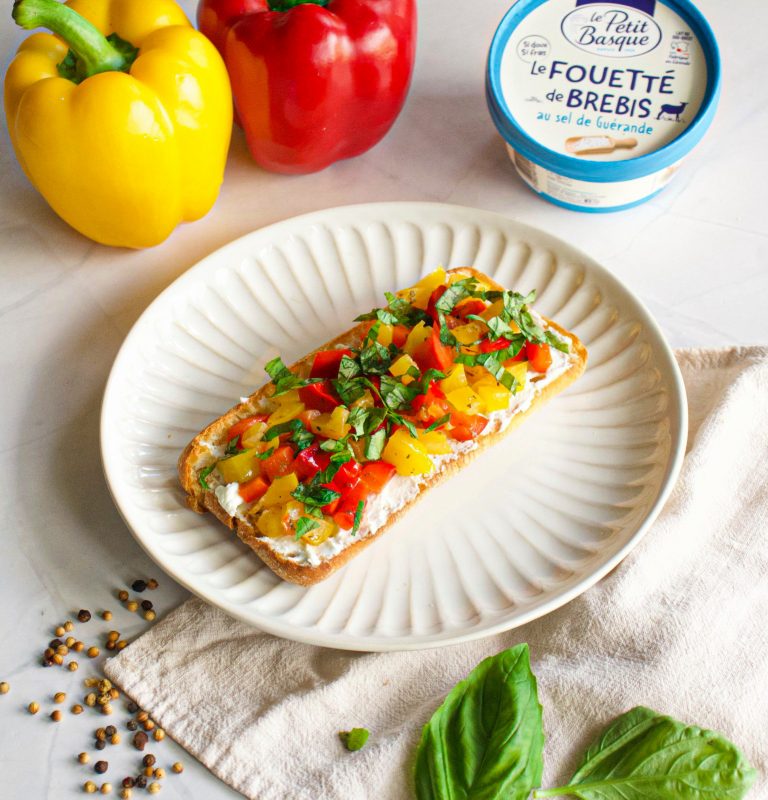 Bruschetta poivrons grillés et fromage de brebis au sel de Guérande